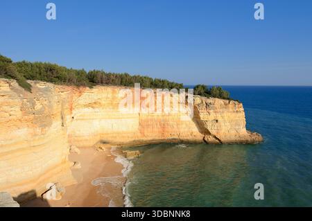 Falaises et plage, Praia da Corredoura, Algarve, Portugal Banque D'Images