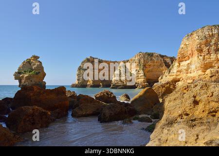 Côte rocheuse, Praia da Marinha, Algarve, Portugal Banque D'Images
