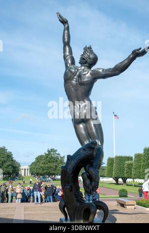 L'esprit de la jeunesse américaine se levant des vagues sculpture de Donald de lue au cimetière américain, Normandie France Banque D'Images