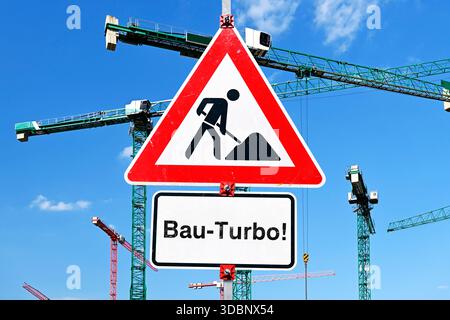 Panneau avec inscription Bau-Turbo devant les grues de construction, photomontage Banque D'Images