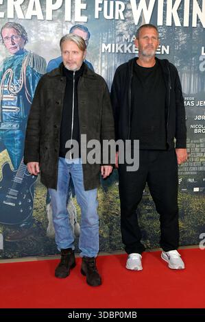 Mads Mikkelsen und Anders Thomas Jensen BEI der Premiere des Kinofilms Therapie für Wikinger im Kino im Delphi-Filmpalast. Berlin, 17.12.2025 *** Mads Mikkelsen et Anders Thomas Jensen lors de la première de la thérapie cinématographique pour Vikings au cinéma Delphi Filmpalast de Berlin, 17 12 2025 Foto :XM.xBehrensx/xFuturexImagex wikinger 5214 Banque D'Images
