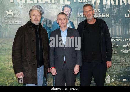 Mads Mikkelsen, Thomas Ostrup Moller und Anders Thomas Jensen BEI der Premiere des Kinofilms Therapie für Wikinger / Den sidste viking / The Last viking im Kino im Delphi-Filmpalast. Berlin, 17.12.2025 *** Mads Mikkelsen, Thomas Ostrup Moller et Anders Thomas Jensen lors de la première de la thérapie cinématographique pour Vikings Den sidste viking le dernier Viking au cinéma Delphi Filmpalast de Berlin, 17 12 2025 Foto:xS.xGabschx/xFuturexex wikinger 5232 Banque D'Images