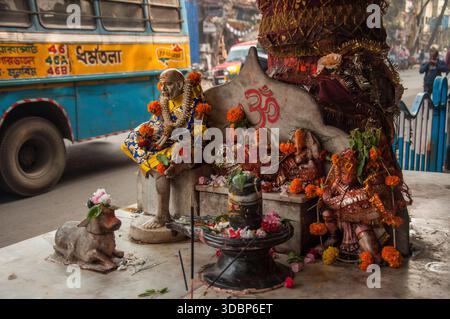 Sanctuaire hindou avec la statue de Shirdi SAI Baba et d'autres symboles hindous dans une rue dans la ville de Kolkata, en Inde Banque D'Images