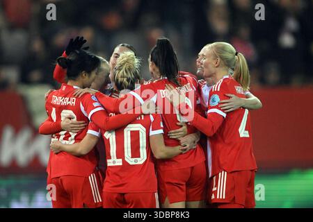 Munich, Allemagne. 17 décembre 2025. Football, femmes : Ligue des Champions, Bayern Munich - Valerenga IF, tour préliminaire, jour de match 6, FC Bayern Campus. Les joueurs du Bayern célèbrent après que Momoko Tanikawa (l) a marqué le but 1 :0. Crédit : Jens Niering/dpa/Alamy Live News Banque D'Images