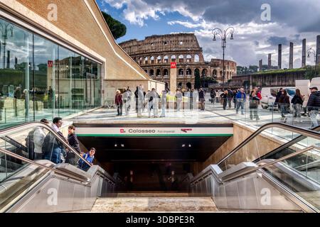 Entrée à la station de métro C Colosseo–Fori Imperiali avec Colisée en arrière-plan, Rome, Italie. Banque D'Images