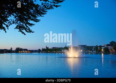 Allemagne, Mecklembourg-Poméranie occidentale, Schwerin, Pfaffenteich, fontaine, soirée Banque D'Images