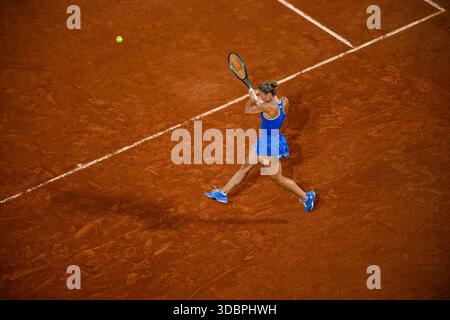 PARIS, FRANCE - 31 JUILLET 2024 : - Marta Kostyuk (UKR) v Donna Vekic (CRO) - quart de finale en simple féminin, Tennis, Jeux Olympiques Paris 2024. Chez Rolan Banque D'Images