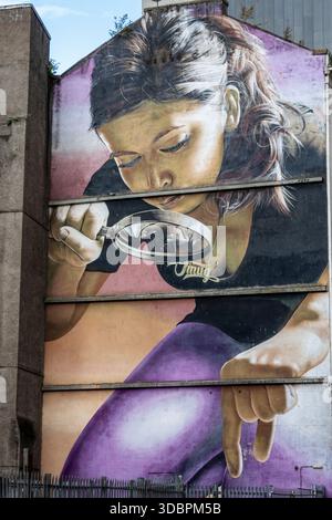 Écosse, Glasgow, mural Trail, Smug (Sam Bates) : 'chérie... j'ai rétréci les enfants' Banque D'Images