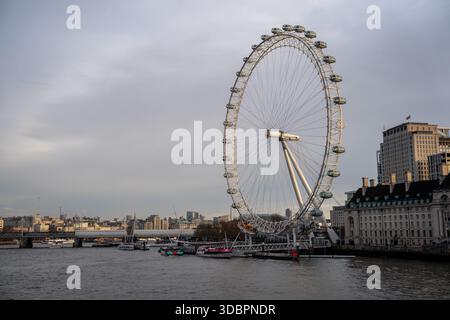 Londres, Royaume-Uni. 17 décembre 2025. Vue du London Eye le 17 décembre 2025 à Londres, Royaume-Uni. (Photo de Vernon Yuen/Nexpher images/Sipa USA) crédit : Sipa USA/Alamy Live News Banque D'Images