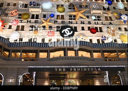 Vue nocturne des hôtels Peninsula à Hong Kong, Chine le 10 décembre 2025. Banque D'Images