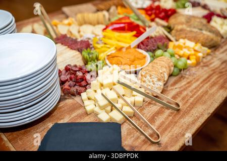Grand plateau de charcuterie lors d'un événement avec une variété d'aliments pour doigts Banque D'Images