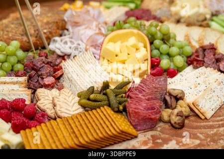 Grand plateau de charcuterie lors d'un événement avec une variété d'aliments pour doigts Banque D'Images