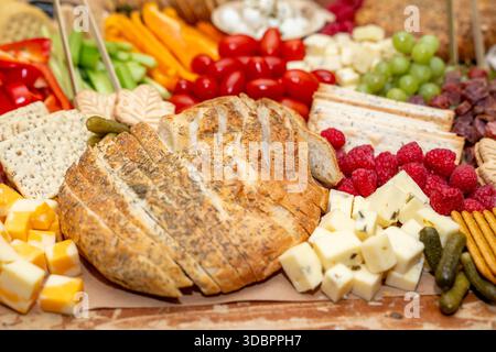 Grand plateau de charcuterie lors d'un événement avec une variété d'aliments pour doigts Banque D'Images