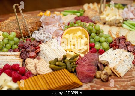 Grand plateau de charcuterie lors d'un événement avec une variété d'aliments pour doigts Banque D'Images