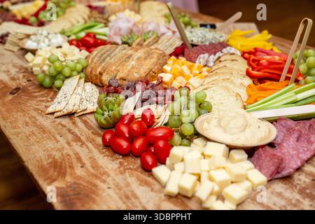Grand plateau de charcuterie lors d'un événement avec une variété d'aliments pour doigts Banque D'Images