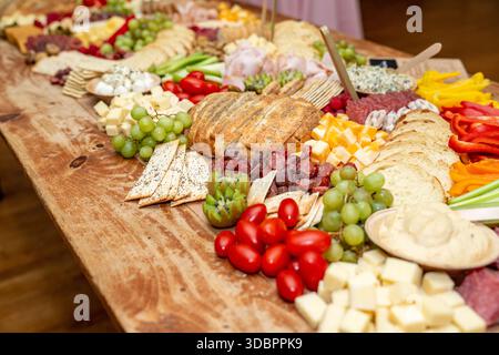 Grand plateau de charcuterie lors d'un événement avec une variété d'aliments pour doigts Banque D'Images