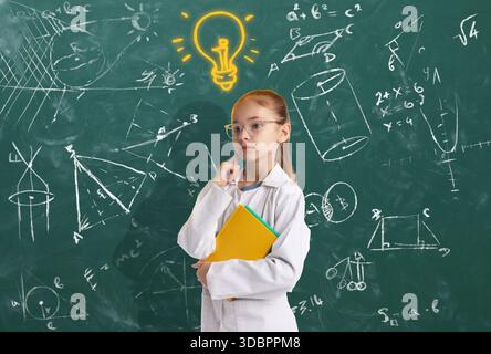Enfant tenant des livres près du tableau noir avec des dessins liés à la science. Ampoule lumineuse brillante au-dessus de la fille symbolisant son talent Banque D'Images