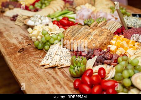 Grand plateau de charcuterie lors d'un événement avec une variété d'aliments pour doigts Banque D'Images