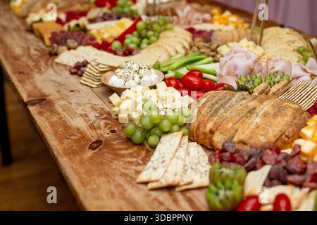 Grand plateau de charcuterie lors d'un événement avec une variété d'aliments pour doigts Banque D'Images