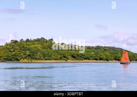 Abbaye Saint-Guenole de Landevennec sur les rives de l'Aulne avec voilier rouge, Landevennec, presqu'île de Crozon, Finistère, Bretagne, France Banque D'Images