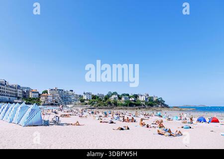 Plage de sable plage du Prieure avec vue sur la Promenade du clair de Lune à Dinard avec vue sur Saint-Malo, Côte d'Emeraude, côtes-d'Armor, Bretagne, France Banque D'Images