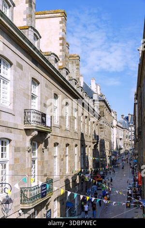 Vue de la muraille de la ville à la rue de Dinan et maisons intra Muros sur la forteresse île ville proche de Saint-Malo, Côte d'Emeraude, côtes-d'Armor, Bretagne, France Banque D'Images