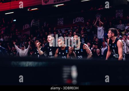 Londres, Royaume-Uni. 17 décembre 2025. Le banc des Lions de Londres célèbre lors de la 11e semaine de l'Eurocup de BKT le match du groupe B entre Besiktas gain et les Lions de Londres. Crédit Carol Moir/Alamy Live News Banque D'Images
