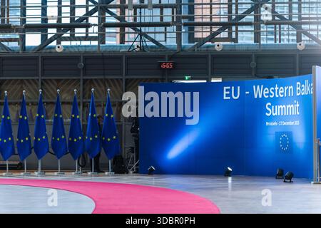 BRUXELLES, BELGIQUE - 17 DÉCEMBRE 2025. Vue de la porte d'arrivée du bâtiment Europa, avec un tapis rouge, des drapeaux de l'UE exposés et le fond bleu marquant le cadre officiel, accueillant les dirigeants pour le sommet UE-Balkans occidentaux. Les dirigeants de l'UE et des Balkans occidentaux se réunissent à Bruxelles pour discuter de l'importance des relations politiques et économiques entre l'UE et les partenaires des Balkans occidentaux, en particulier dans le contexte géopolitique actuel et de la nécessité de liens toujours plus étroits entre l'UE et les Balkans occidentaux. Crédit : Morfo SAVVA | Alamy Live News. Banque D'Images