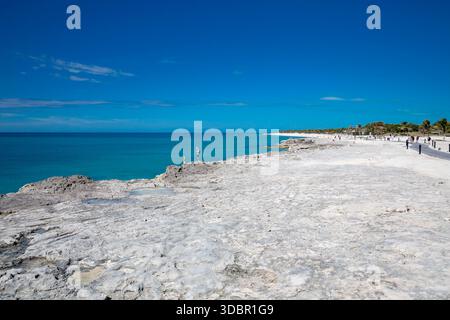 Touristes sur la plage, Lighthouse Bay, île privée Ocean Cay de la ligne de croisière MSC croisières, Ocean Cay, Bahamas, Océan Atlantique, Amérique centrale, Amérique Banque D'Images