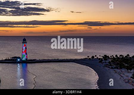 Coucher de soleil, vue depuis le bateau de croisière MSC Seaside sur l'île privée Ocean Cay de la ligne de croisière MSC Cruises, Ocean Cay, Bahamas, Océan Atlantique, Amérique centrale, Amérique Banque D'Images