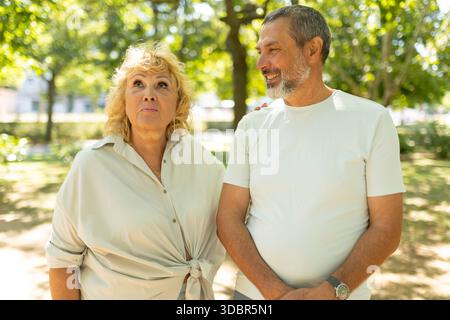 Couple senior partageant moment en plein air exprimant différentes émotions Banque D'Images