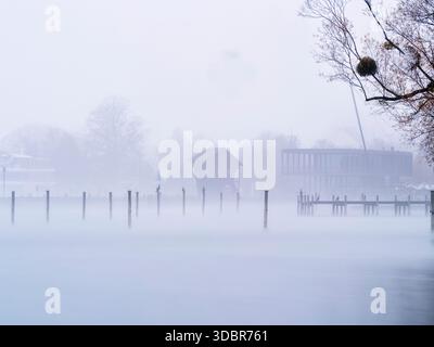 Journée brumeuse à la marina Starnberg à Percha sur le lac Starnberg Banque D'Images