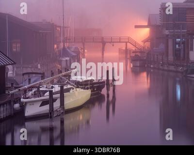 Journée brumeuse à la marina Starnberg à Percha sur le lac Starnberg au lever du soleil Banque D'Images