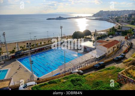 DEC 09 2025 - Pireus, Athènes, Grèce - Une vue sur le port du Pireus près d'Athènes montrant le littoral et une piscine du lido. Banque D'Images