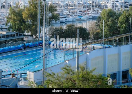 09 déc 2025 - la Marina d'Alimos dans le Pirée, Athènes, avec des roches de voiliers et une piscine. Banque D'Images