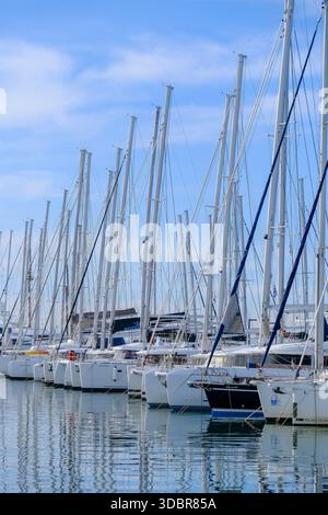 09 décembre 2025 - Sounion, Athènes, Grèce - des rangées de voiliers et de catamarans amarrés pour l'hiver à Olympic Marina Banque D'Images