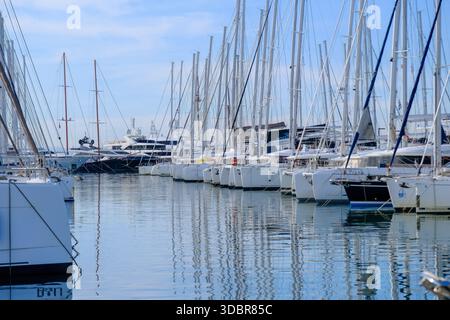 09 décembre 2025 - Sounion, Athènes, Grèce - des rangées de voiliers et de catamarans amarrés pour l'hiver à Olympic Marina Banque D'Images