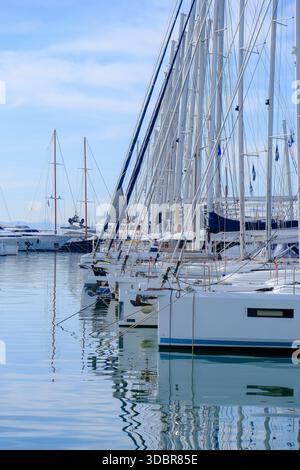 09 décembre 2025 - Sounion, Athènes, Grèce - des rangées de voiliers et de catamarans amarrés pour l'hiver à Olympic Marina Banque D'Images
