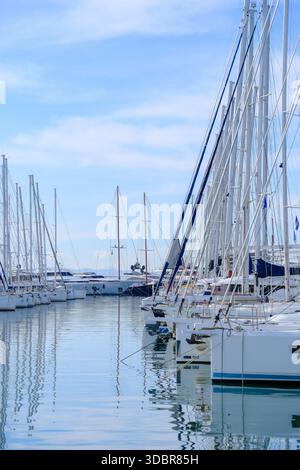 09 décembre 2025 - Sounion, Athènes, Grèce - des rangées de voiliers et de catamarans amarrés pour l'hiver à Olympic Marina Banque D'Images