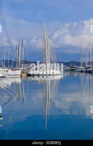 09 décembre 2025 - Sounion, Athènes, Grèce - des rangées de voiliers et de catamarans amarrés pour l'hiver à Olympic Marina Banque D'Images