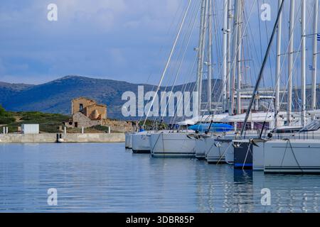 09 décembre 2025 - Sounion, Athènes, Grèce - des rangées de voiliers et de catamarans amarrés pour l'hiver à Olympic Marina Banque D'Images