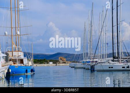 09 décembre 2025 - Sounion, Athènes, Grèce - des rangées de voiliers et de catamarans amarrés pour l'hiver à Olympic Marina Banque D'Images
