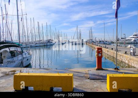 09 décembre 2025 - Athènes, Grèce - rangées de voiliers et de bateaux catamarans amarrés pour l'hiver à Alimos Marina Banque D'Images