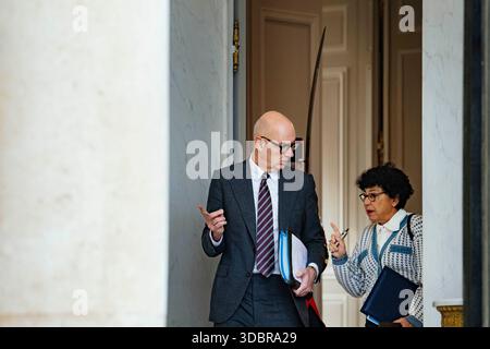 Roland Lescure, Economie et Finance. Monique Barbut, ministre de la transition écologique, de la biodiversité et des négociations internationales sur le climat et la nature. Le gouvernement de Sébastien Lecornu. Sortie de la réunion du Conseil des ministres qui s'est tenue le mercredi 17 décembre à l'Elysée. France, Paris, 17 décembre 2025. Photographie de Patricia Huchot-Boissier / Agence DyF. Roland Lescure, economie et finance. Monique Barbut, Ministre de la transition écologique, de la biodiversité et des negociations internationales sur le climat et la nature. Gouvernement de Sébastien Lecornu. Sortie du Conseil des Banque D'Images
