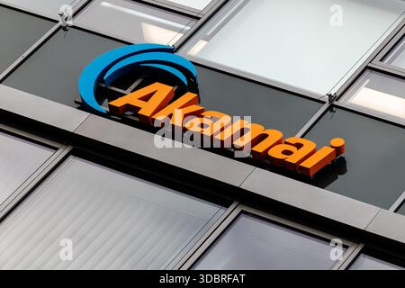 17 décembre 2025, Bavière, Garching BEI München : le logo et le lettrage d'Akamai technologies sont visibles sur le bâtiment du siège social allemand de la société à Garching, près de Munich (Bavière). La société est un fournisseur de services Internet coté avec siège social aux États-Unis. Akamai est active dans les domaines du cloud computing, de l'informatique de périphérie, de la cybersécurité et de la diffusion de contenu. (image symbole, photo symbole, illustration, photo symbolique, photo illustrative, image thème, image générale, photo thème) photo : Matthias Balk/dpa Banque D'Images