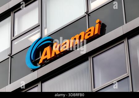 17 décembre 2025, Bavière, Garching BEI München : le logo et le lettrage d'Akamai technologies sont visibles sur le bâtiment du siège social allemand de la société à Garching, près de Munich (Bavière). La société est un fournisseur de services Internet coté avec siège social aux États-Unis. Akamai est active dans les domaines du cloud computing, de l'informatique de périphérie, de la cybersécurité et de la diffusion de contenu. (image symbole, photo symbole, illustration, photo symbolique, photo illustrative, image thème, image générale, photo thème) photo : Matthias Balk/dpa Banque D'Images