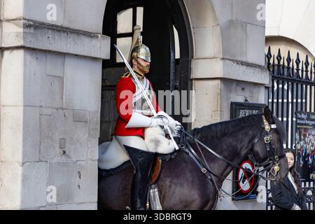 Kings Life Guard, Household Cavalry Mounted Regiment, gardes à cheval sentinelle à cheval devant Horseguard Parade, Westminster, Londres, Angleterre Banque D'Images