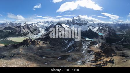 Vue aérienne, panorama épique, grands glaciers, lacs glaciaires Lago de los Tres Laguna Sucia et Laguna Torre, montagnes et sommets du Monte Fitz Roy et ce Banque D'Images