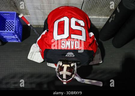 Rochester, New York, États-Unis. 17 décembre 2025. Nico Daws (50), gardien des Comets des Utica, se prépare pour un match contre les Américains de Rochester. Les Rochester Americans accueillent les Utica Comets dans un match de la Ligue américaine de hockey au Blue Cross Arena de Rochester, New York. (Jonathan Tenca/CSM). Crédit : csm/Alamy Live News Banque D'Images
