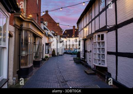Butter Street au coucher du soleil en décembre. Alcester, Warwickshire, Angleterre Banque D'Images